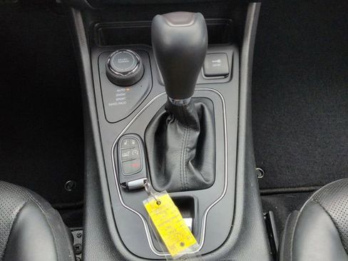 Used 2021 Jeep Cherokee Latitude Lux w/ Comfort/Convenience Group image 17