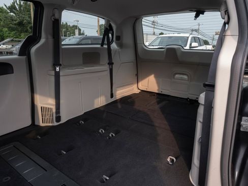 Used 2018 Dodge Grand Caravan SE w/ UConnect Hands-Free Group FWD image 15