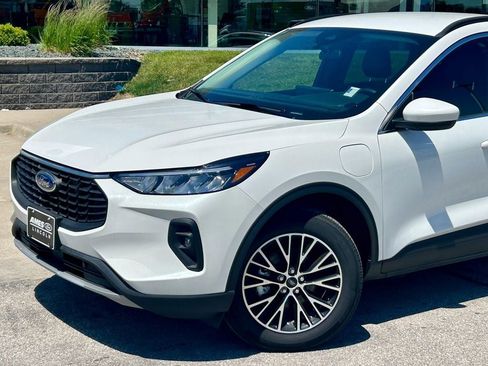 Certified 2025 Ford Escape SE FWD image 2