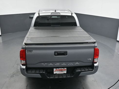 Used 2017 Toyota Tacoma TRD Off-Road w/ Premium & Technology Package AWD/4WD image 30