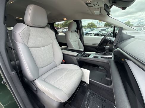 Certified 2025 Toyota Sienna LE FWD image 26