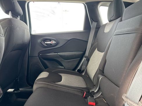 Used 2015 Jeep Cherokee Sport FWD image 19