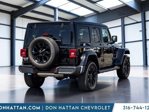 Used 2022 Jeep Wrangler Unlimited Sahara w/ Cold Weather Group AWD/4WD image 23