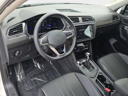 Used 2024 Volkswagen Tiguan SE w/ Panoramic Sunroof Package FWD image 20