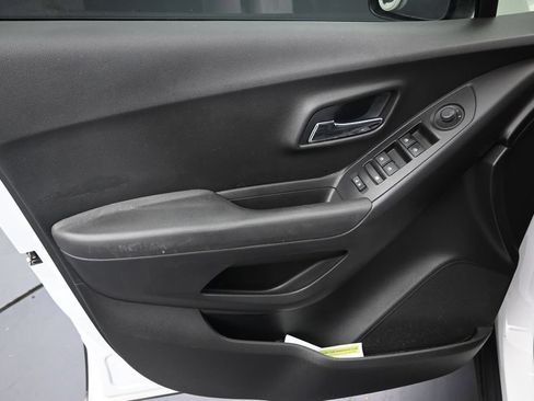 Used 2020 Chevrolet Trax LT w/ LT Convenience Package FWD image 11