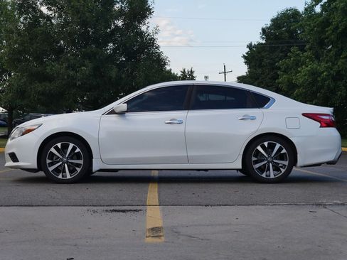Used 2016 Nissan Altima 2.5 SR w/ LED Appearance Package FWD image 4