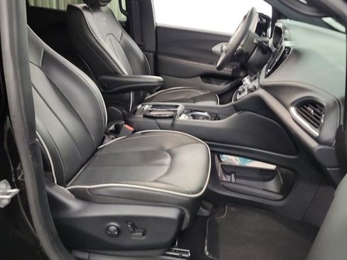 Used 2025 Chrysler Pacifica Limited image 9