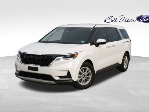 Used 2023 Kia Carnival LX image 1