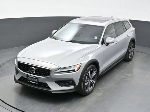 Used 2025 Volvo V60 B5 Cross Country Plus AWD/4WD image 28