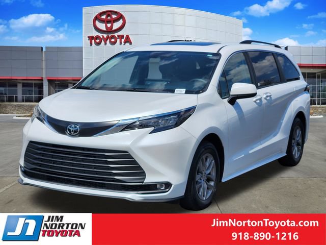 Used 2026 Toyota Sienna XLE FWD image 3
