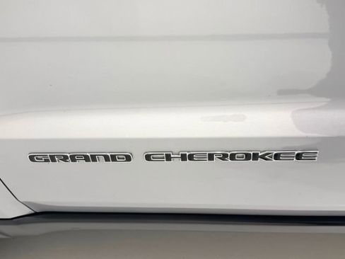 Used 2019 Jeep Grand Cherokee Limited w/ Luxury Group II image 18