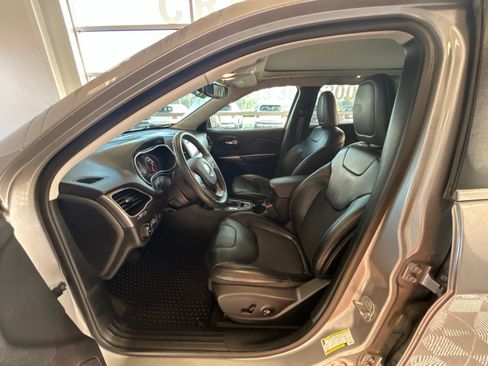 Used 2019 Jeep Cherokee Latitude Plus w/ Comfort/Convenience Group AWD/4WD image 14