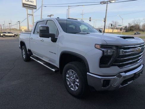Used 2025 Chevrolet Silverado 3500 LTZ w/ LTZ Convenience Package image 9