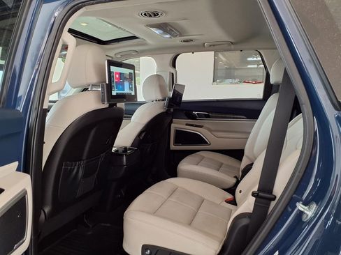 Used 2023 Kia Telluride EX w/ EX Captain's Chair Package FWD image 11