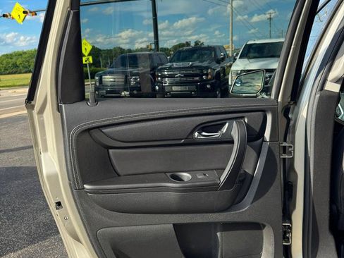 Used 2016 Chevrolet Traverse LT w/ Style and Technology Package FWD image 16