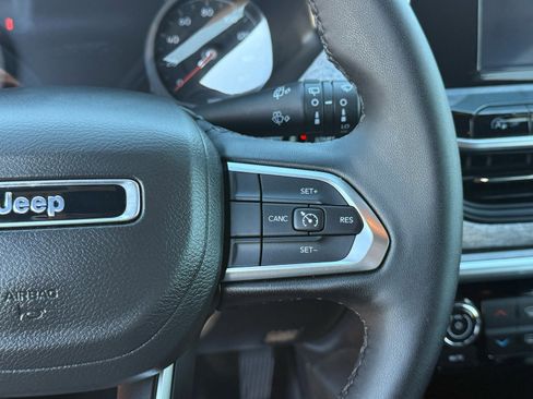 Used 2025 Jeep Compass Latitude image 18