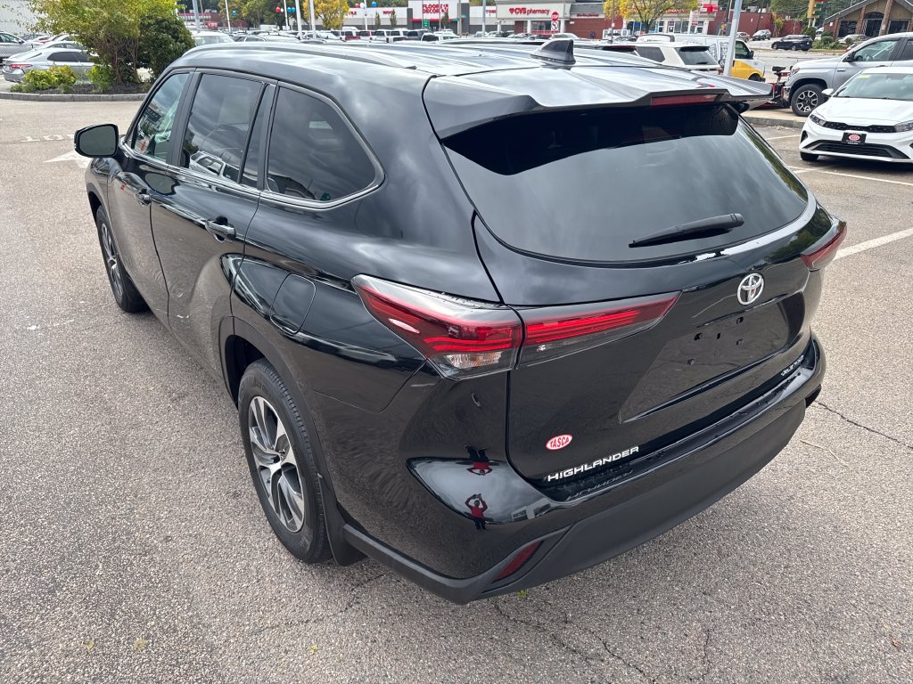 Used 2024 Toyota Highlander XLE AWD/4WD image 5