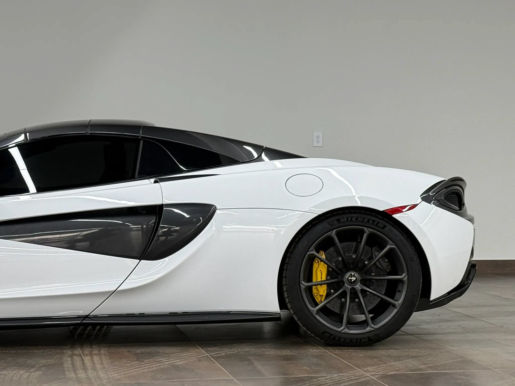 Used 2019 McLaren 570S Spider RWD image 6