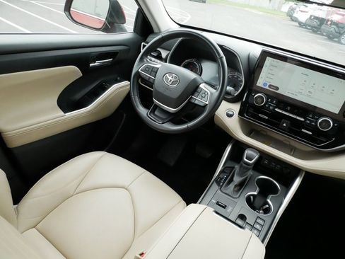Used 2024 Toyota Highlander XLE AWD/4WD image 9