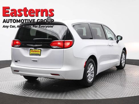 Used 2022 Chrysler Voyager LX image 5