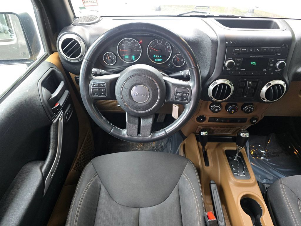 Used 2017 Jeep Wrangler Unlimited Rubicon w/ Connectivity Group AWD/4WD image 15