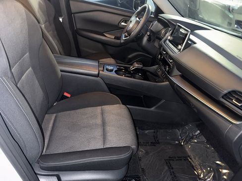 Used 2024 Nissan Rogue SV image 19