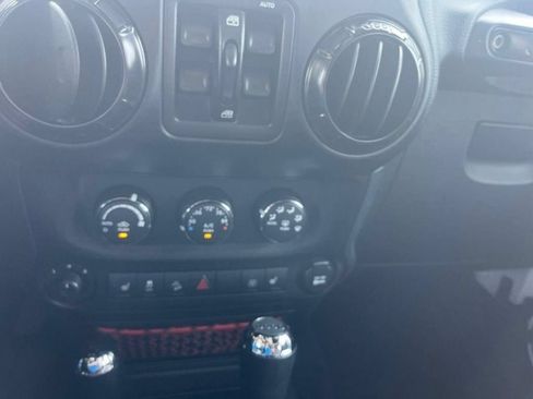 Used 2018 Jeep Wrangler Unlimited Rubicon AWD/4WD image 18