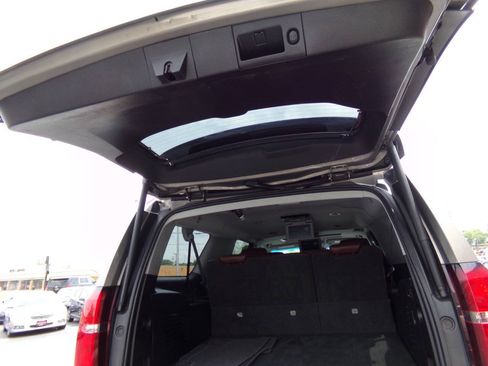 Used 2019 Chevrolet Suburban Premier w/ Premier Plus Edition AWD/4WD image 27