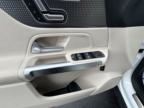 Used 2022 Mercedes-Benz GLB 250 image 13