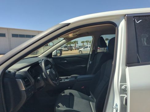 Used 2025 Nissan Rogue SV image 14