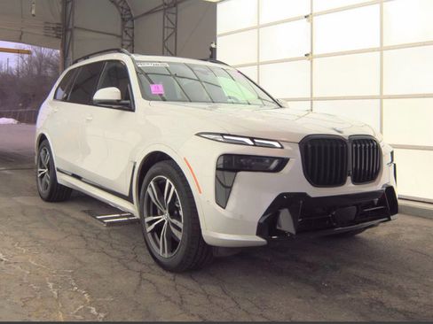 Used 2025 BMW X7 xDrive40i w/ M Sport Package image 4