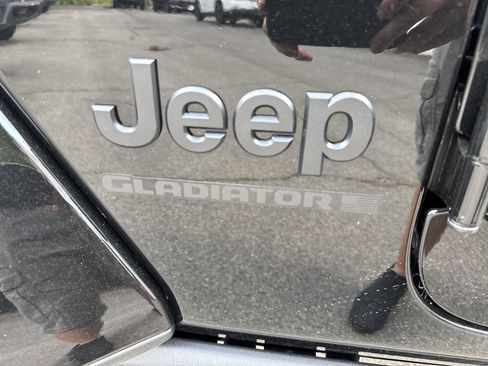 New 2025 Jeep Gladiator Willys image 10