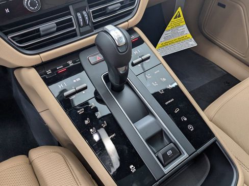 New 2026 Porsche Macan image 18