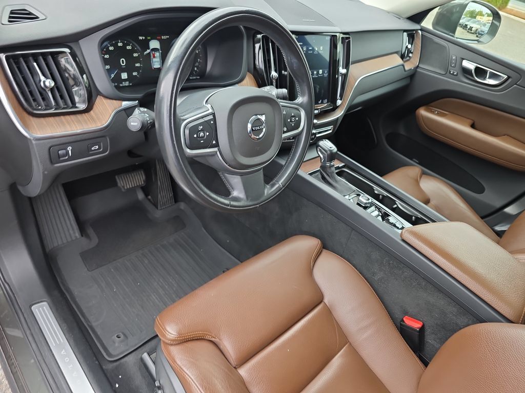 Used 2019 Volvo XC60 T6 Momentum w/ Multimedia Package AWD/4WD image 7