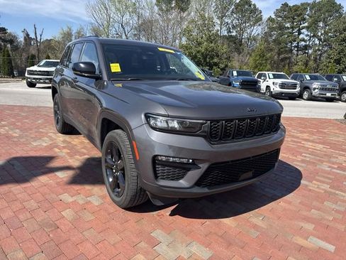 Used 2023 Jeep Grand Cherokee Limited w/ Black Appearance Package image 19