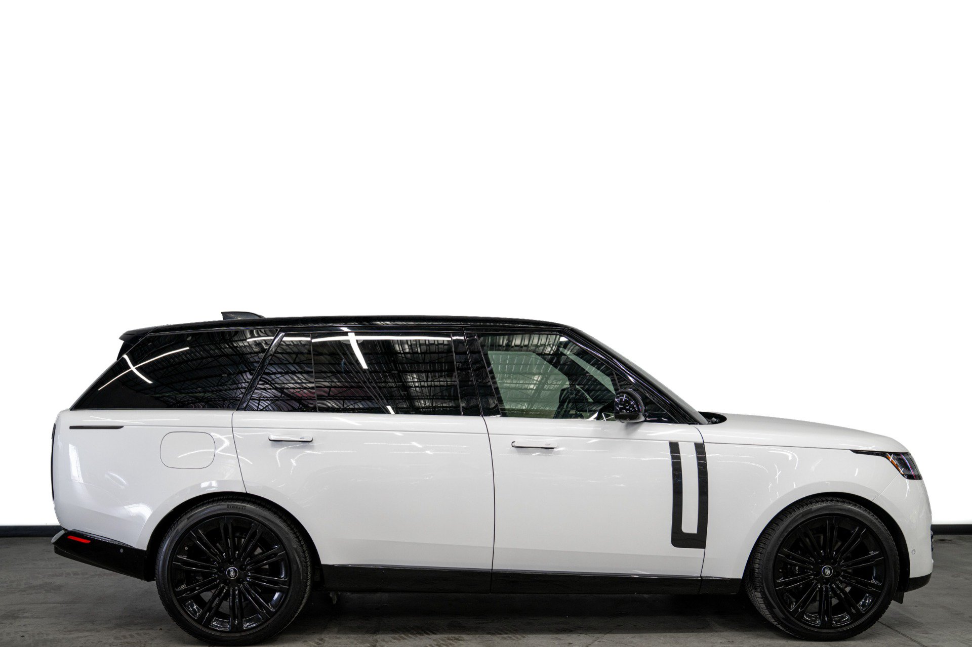 Used 2023 Land Rover Range Rover Long Wheelbase SE AWD/4WD image 2