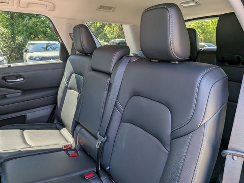 Used 2023 Nissan Pathfinder SL AWD/4WD image 30