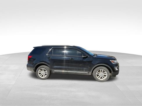 Used 2017 Ford Explorer XLT image 4