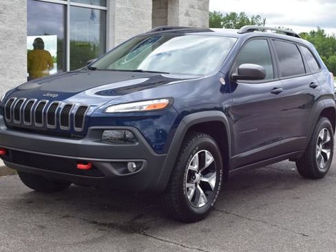 Used 2018 Jeep Cherokee Trailhawk w/ Cold Weather Group AWD/4WD image 17