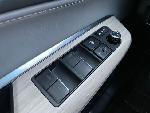 Used 2021 Toyota Venza XLE w/ Softex Package image 22