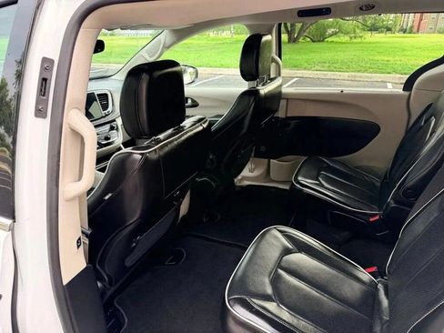 Used 2023 Chrysler Pacifica Limited FWD image 17