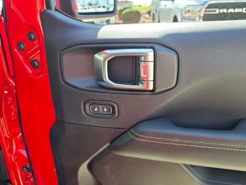 Used 2025 Jeep Wrangler Unlimited Sahara image 28