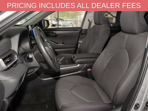 Used 2025 Toyota Highlander LE FWD image 12