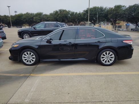 Used 2020 Toyota Camry LE image 2