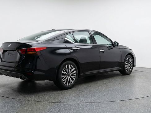 Used 2025 Nissan Altima 2.5 SV image 9