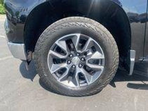 Used 2022 Chevrolet Silverado 1500 LT AWD/4WD image 3