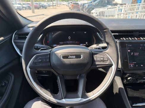 Used 2025 Jeep Grand Cherokee Laredo X w/ Luxury Tech Group I image 19