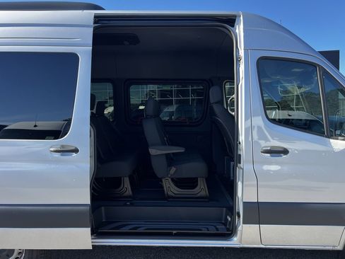 Used 2024 Mercedes-Benz Sprinter 2500 image 5