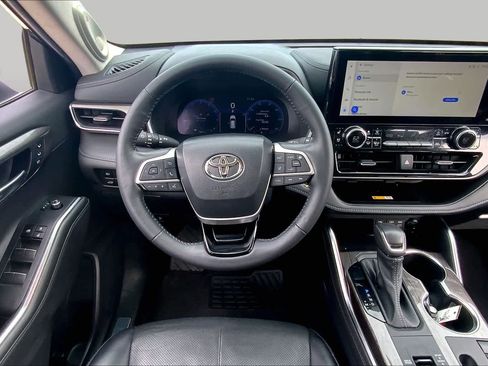 Used 2023 Toyota Highlander Limited FWD image 10