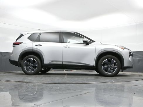 Used 2025 Nissan Rogue SV AWD/4WD image 40